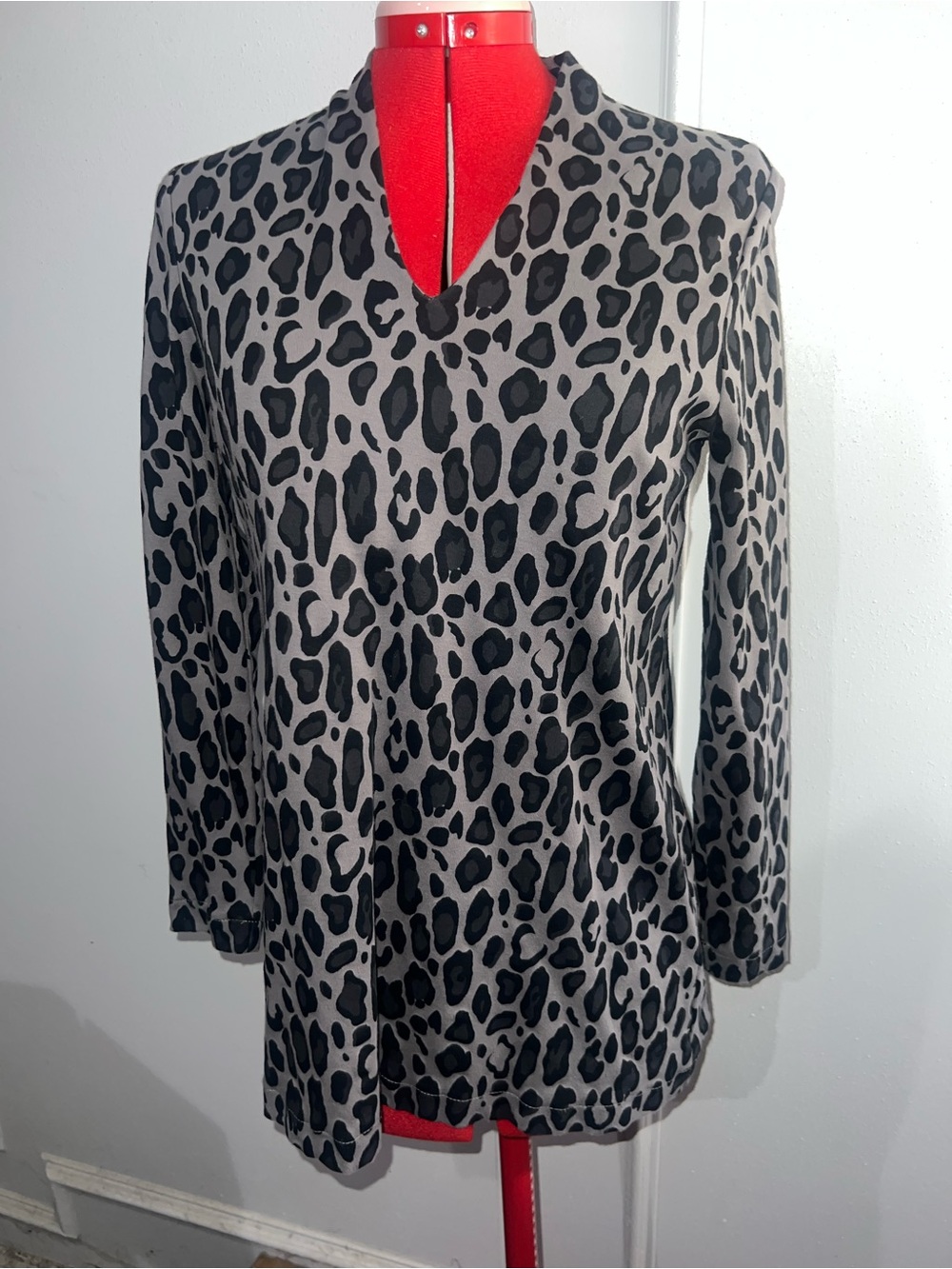Chico’s Long Sleeve V-Neck Leopard Print Top in Gray and Black size Small (0)